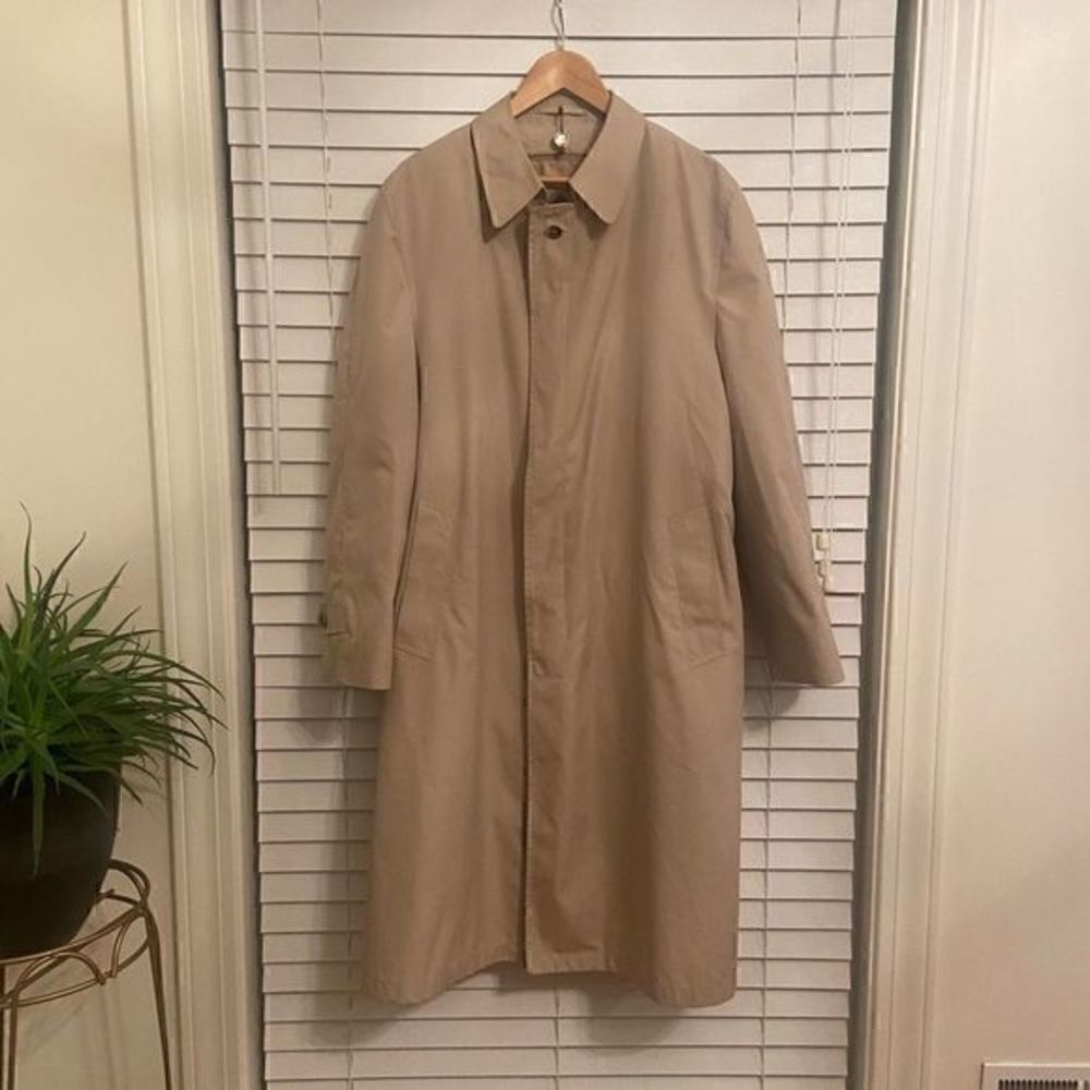 CHRISTIAN dior mens trench coat
tan‎ size 44L great condition has full lining